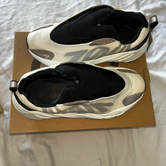 Brand new never worn Yeezy 700 with box and tags  display picture 3